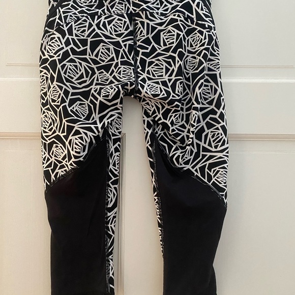 Lululemon Women's Crop Legging Size 2 Black & White - Picture 5 of 9